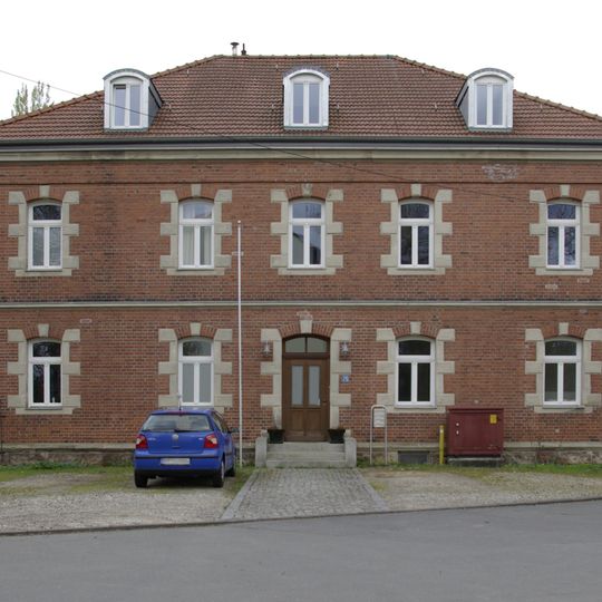 Eisenbahnerwohnhaus, Teil des Bahnhofes Bruck