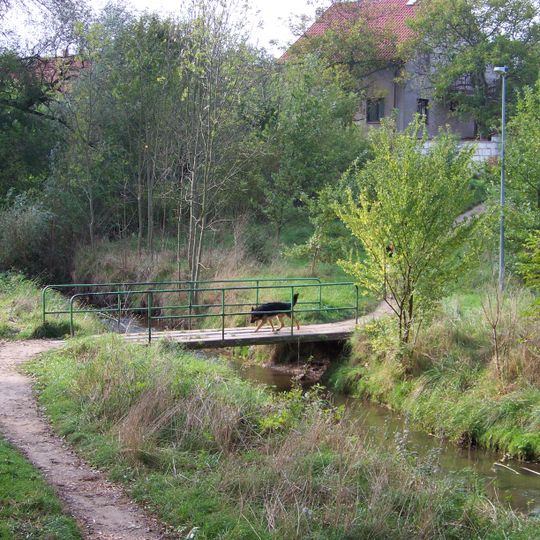 Lávka přes Říčanský potok u rybníku V Rohožníku