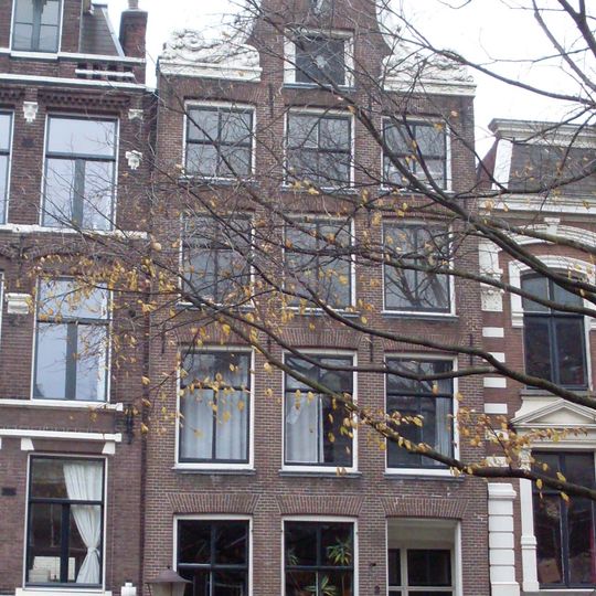 Pand met ingezwenkte halsgevel met voluten en het jaartal in de door een vaas bekroonde gelobde afdekking