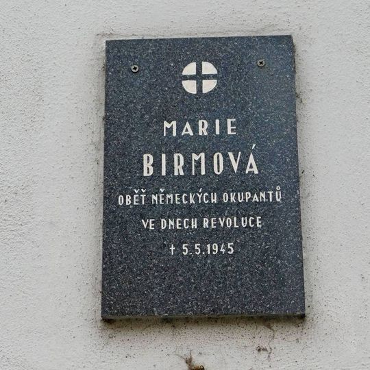 Pamětní deska Marie Birmové na ulici U Lužického semináře v Praze