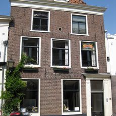 Pand met gepleisterde lijstgevel