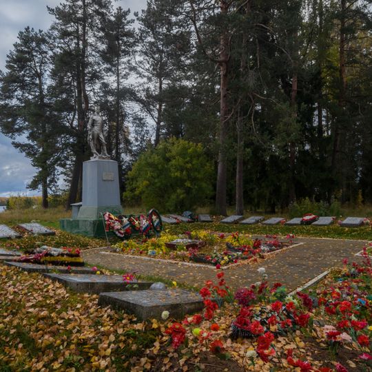 Братская могила советских воинов, погибших в борьбе с фашистами
