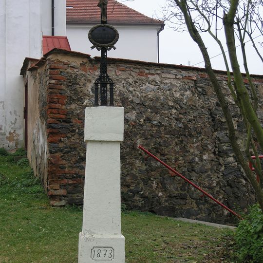 Kříž v Osvračíně u kostela