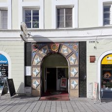 Einfahrtstor zum goldenen Hirschen