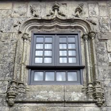 Janela manuelina na rua do Passadiço