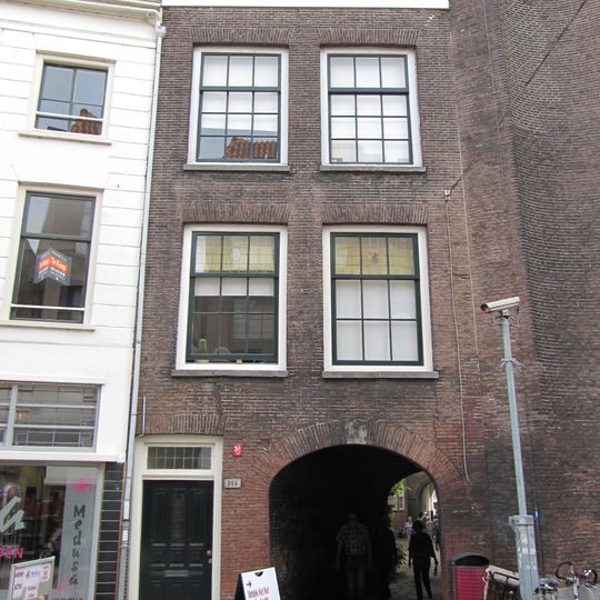 Pand met lijstgevel voor een huis, dat de poort bevat, die vanuit de voorstraat toegang geeft tot het hof