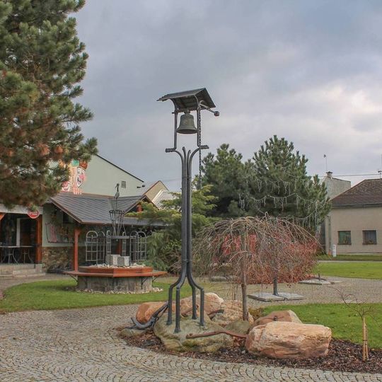 Zvonička ve Štarnově v parku u restaurace