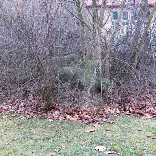 Kamenná plastika Matka Země v zahradě zdravotního zařízení v Malátově ulici v Ústí nad Labem