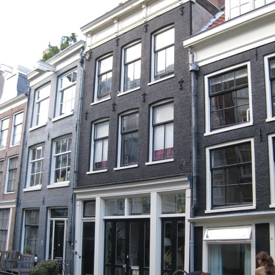 Huis onder schilddak en voorzien van een gevel onder rechte lijst met consoles