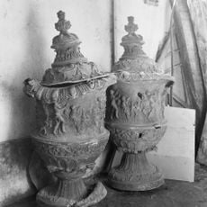 Zuylestein: twee vazen en twee wapenleeuwen