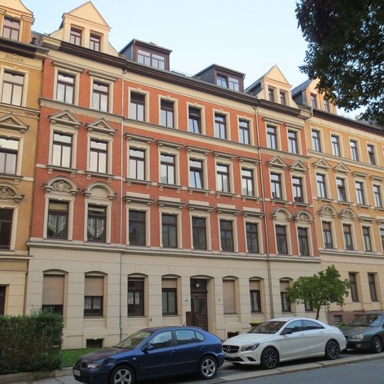 Mietshaus in geschlossener Bebauung mit Vorgarten Barbarossastraße 92