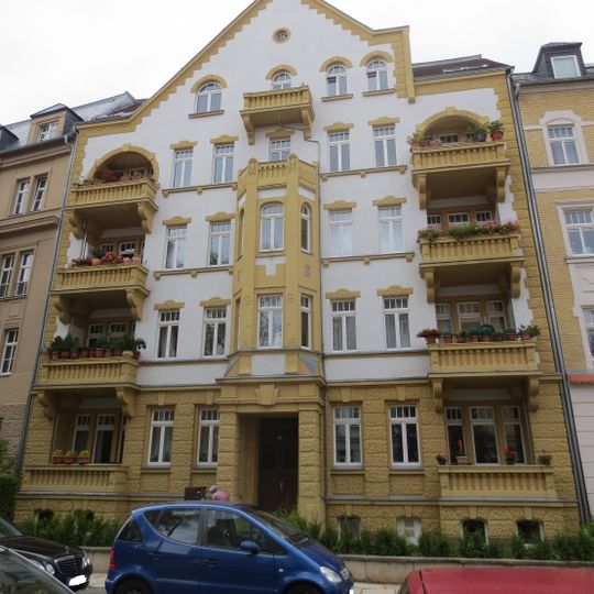 Mietshaus in geschlossener Bebauung mit Vorgarten Leonhardtstraße 36
