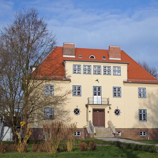 Schule mit parkartigem Garten Neißetalstraße 6
