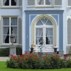 Nieuwerhoek, twee siervazen ter weerszijden van bordes voor ingangspartij van het huis