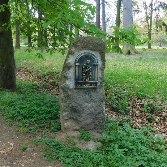 Reliéf svaté Ludmily na Cestě českých svatých u Petrohradu