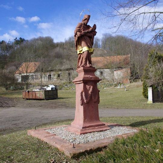 Socha svatého Jana Nepomuckého v Dvércích na návsi