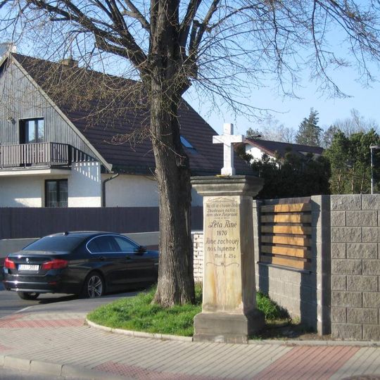 Pamětní kříž na křížení ulic Božanovské a Zdoňovské v Praze - Horních Počernicích