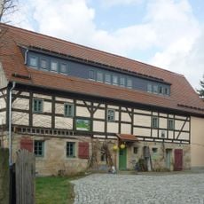 Wohnstallhaus, davor Steinbank, und Scheune eines Zweiseithofes Richard-Wagner-Straße 52