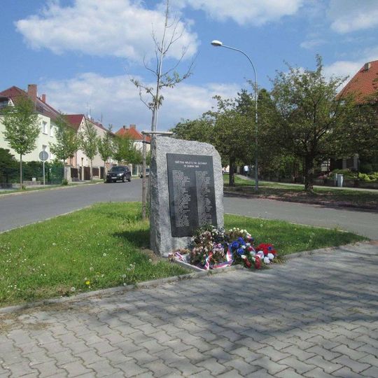 Pomník obětem náletu v Plzni na Slovanech