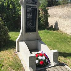 Pomník padlým u zámecké zahrady v Radimi