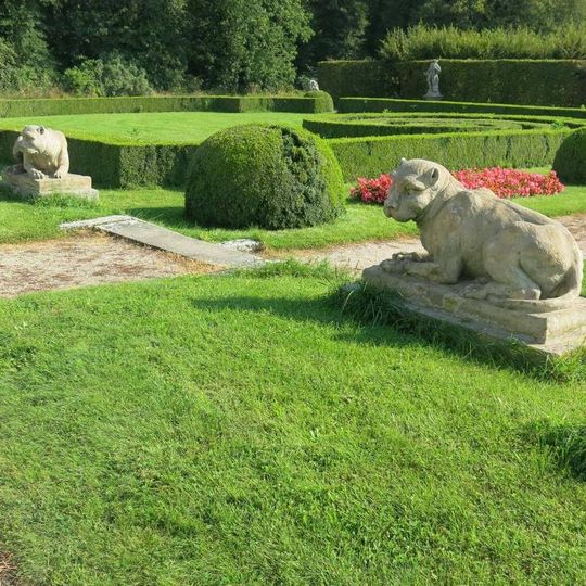 Sochy lvic v zahradě zámku v Lysé nad Labem