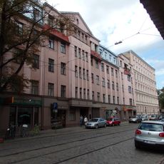 Īres nams ar veikalu