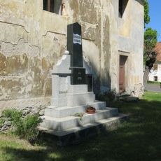 Pomník padlým u kostela ve Vintířově