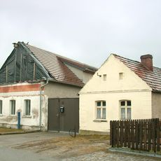 Wohnhaus, Auszugshaus und Scheune eines Dreiseithofes Dorfaue 30