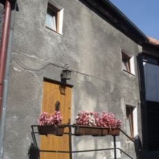 Dom (z fragmentami murów obronnych), pocz.XIX