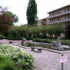 Eins von zwei Flußpferdfiguren am Flusspferd­brunnen.