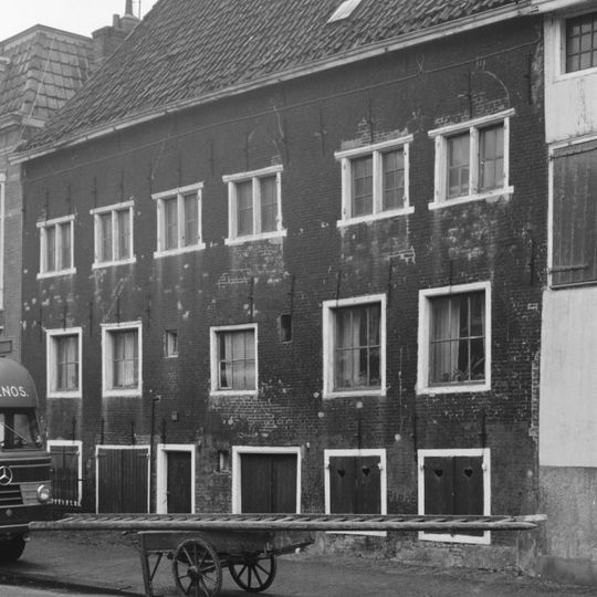 Achterhuis van de nrs. 2 en 4 onder gelijk zadeldak