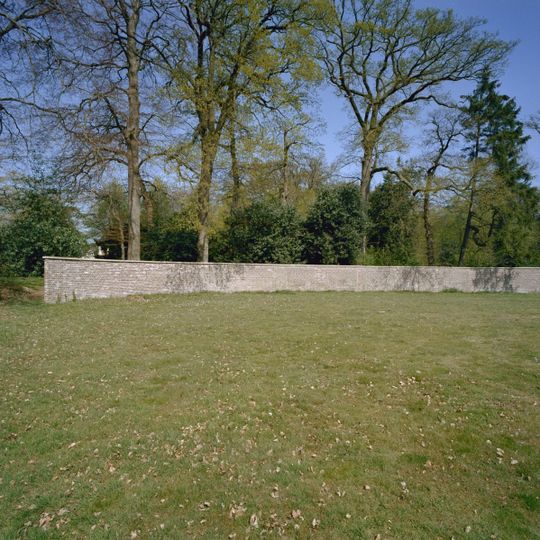 Oranjewoud, bakstenen muur