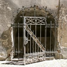 Archivflügel als Teil des Rathaus Görlitz (Untermarkt 6, 7, 8), mit Brunnenbecken in Wandnische und Gitter Apothekergasse 7