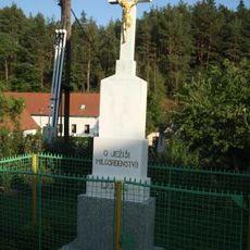 Kříž u kaple sv. Cyrila a Metoděje ve Lhotce
