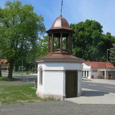 Kaple na Mírovém náměstí v Bezně
