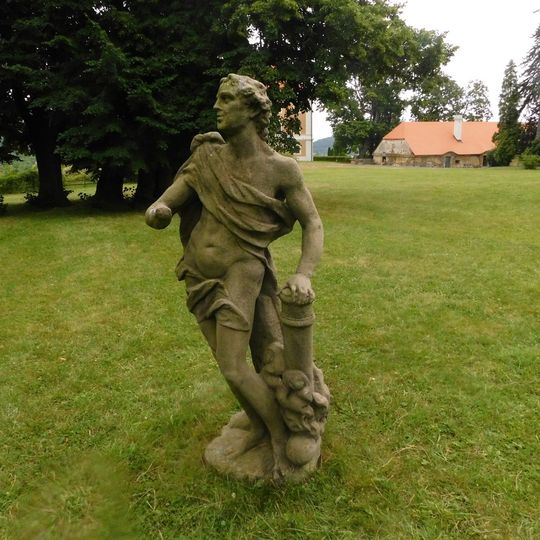 Socha Árese v zámeckém parku ve Valči