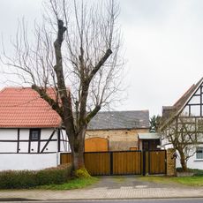 Wohnhaus und winkelförmiges Seitengebäude eines Bauernhofes Eichaer Straße 29
