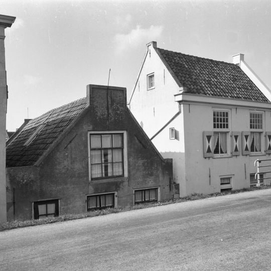 Pand met gepleisterde topgevel