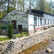 Gartenrestaurant (ohne Anbauten) auf der anderen Flussseite Zimmersacherstraße 2 (gegenüber)
