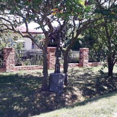 Kříž v Kostelní Radouni u zatáčky