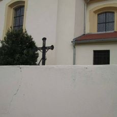 Kříž v Nezdicích u kostelní zdi