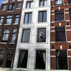 Pand met gepleisterde gevel onder rechte lijst, met vensteromlijstingen