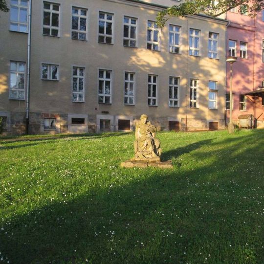 Socha v Plané u nemocnice