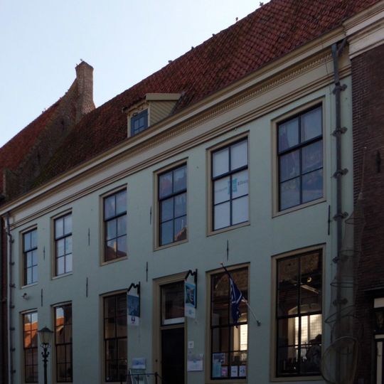 Huis met gevel onder lijst voor middeleeuw pand, dat oudtijds deel uitmaakte van het agnietenklooster