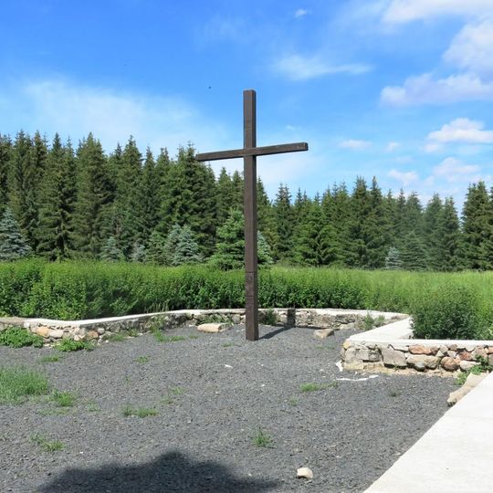 Kříž v základech zaniklého kostela ve Flájích