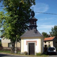 Kříž u kaple v Pečičkách