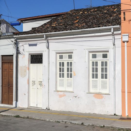Casa à Praça Dr. Aristides Milton, 23-A