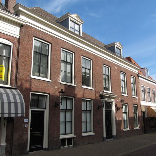 Pand met statige gevel met rechte kroonlijst, empire ingang