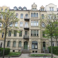 Mietshaus in geschlossener Bebauung mit Vorgarten Weststraße 60