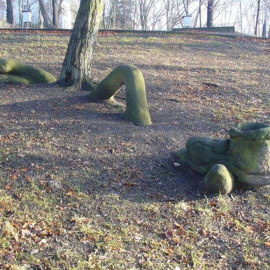 Socha Zašlápnutý had v parku letního kina v Ústí nad Labem